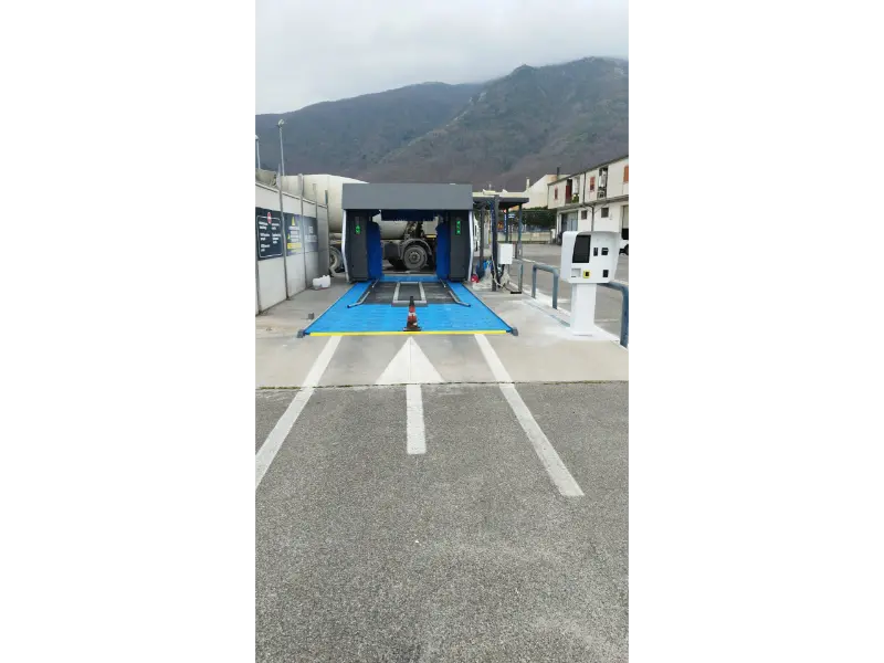 The Installation of S9 Rollover Car Wash Machine Is Completed for Shinewash Italian Customer